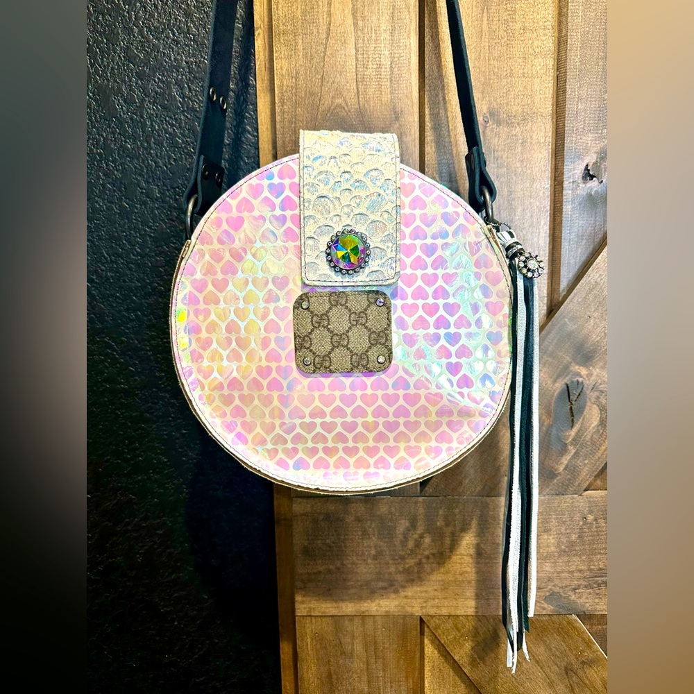EUC Keep It Gypsy Round Hologram Hearts White Bag - Picture 4 of 14